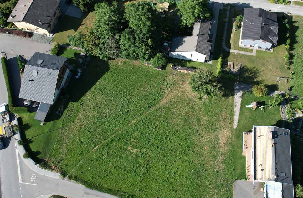 Photo aérienne de la parcelle, un pré entre les maisons du quartier et le chemin de Mailand, à Vollèges.