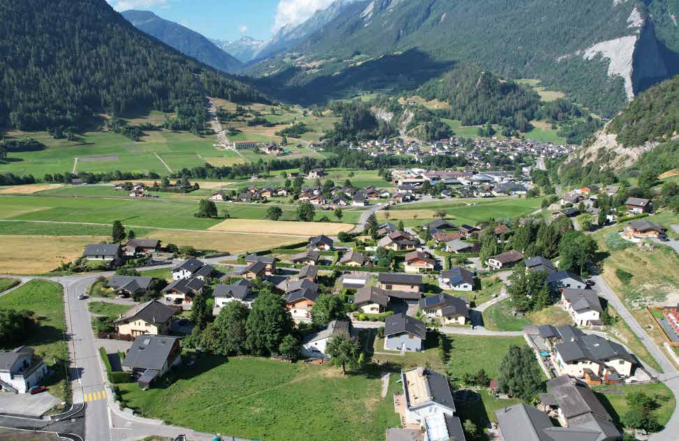 Vue aérienne de Vollèges et de la plaine, avec le Val de Bagnes en arrière-plan.